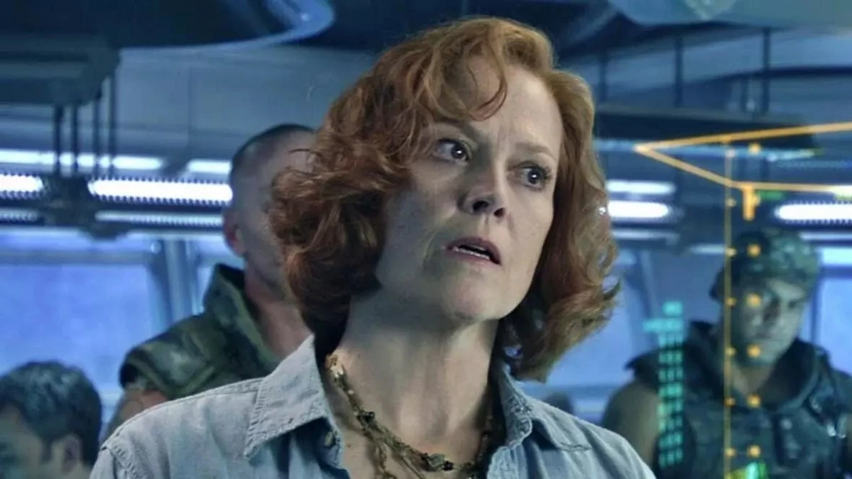 Dr. Grace (Sigourney Weaver)